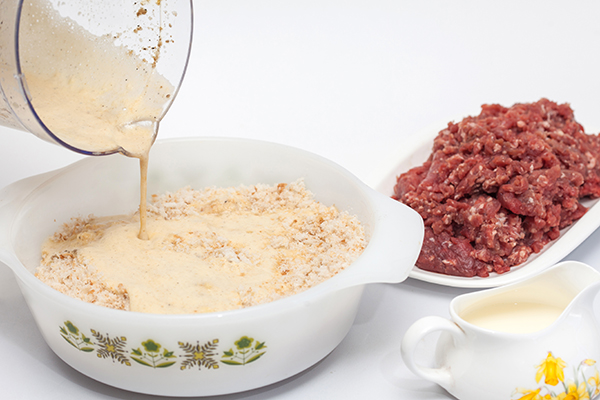 Preparación de la mezcla para el pastel de carne rellenas